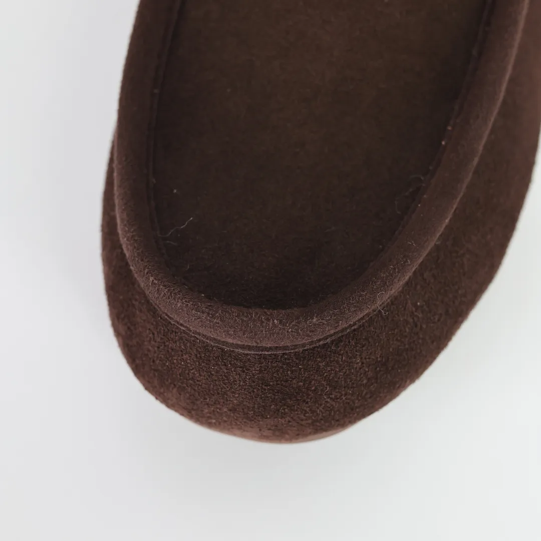 Copy price 💰560 Core recommendation Good price It is a very suitable choice for home use. In recent years, uug has launched a series of styles, which are partially geared towards the preferences of young consumers and have also moved to the forefront of fashion trends. Shoe body material: water-repellent coated suede upper, 17 mm UGGPURE™ implantable wool insole, lightweight non-slip and comfortable rubber outsole, with brand LOGO and trademark, with full packaging Size: 35 36 37 38 39 40